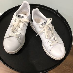 Adidas tennis shoes size 6 ladies